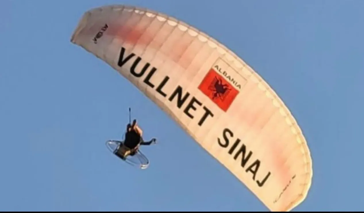 Aksidentohet parashutisti me banderolën elektorale të Vullnet Sinajt