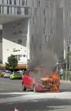 Foto/ Shpërthen në flakë automjeti te Komuna e Parisit