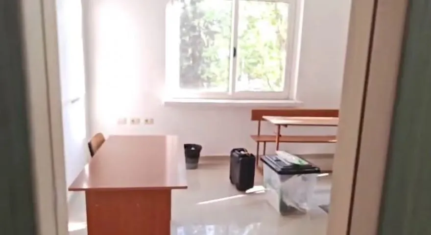 Vlorë/ Vonesë në hapjen e qendrës së votimit, kryetari i komisionit humb mamanë dhe nuk paraqitet
