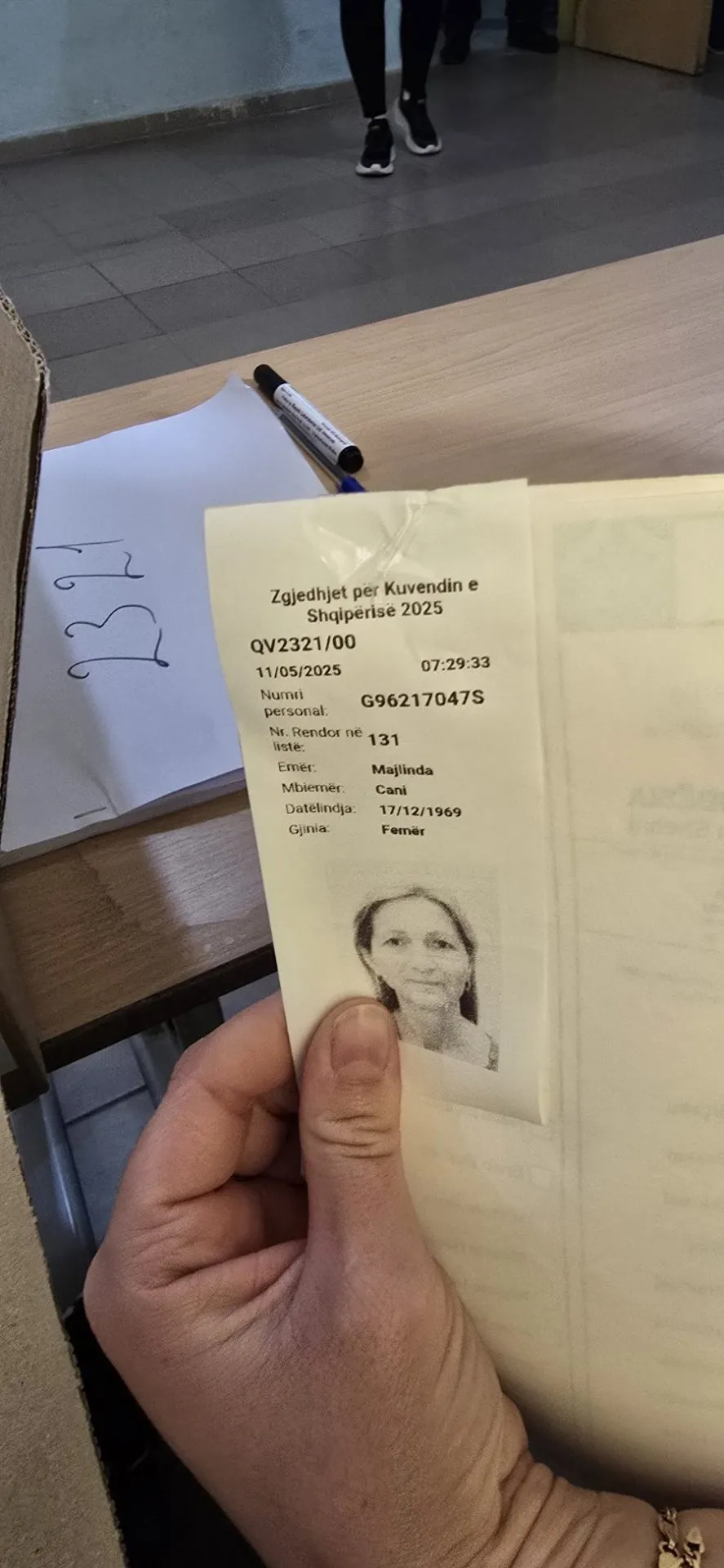Incident në Elbasan, votuesja fotografon votën, bllokohet nga komisionerët