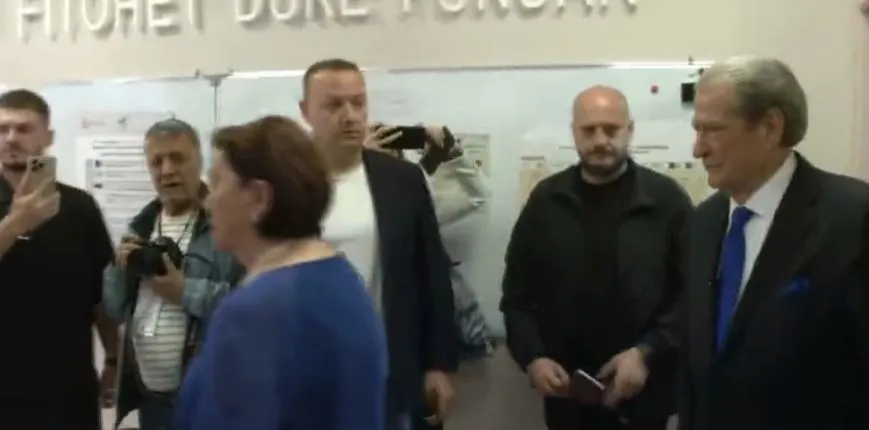 Berisha voton në qendrën e votimit  në Liceun Artistik në Tiranë