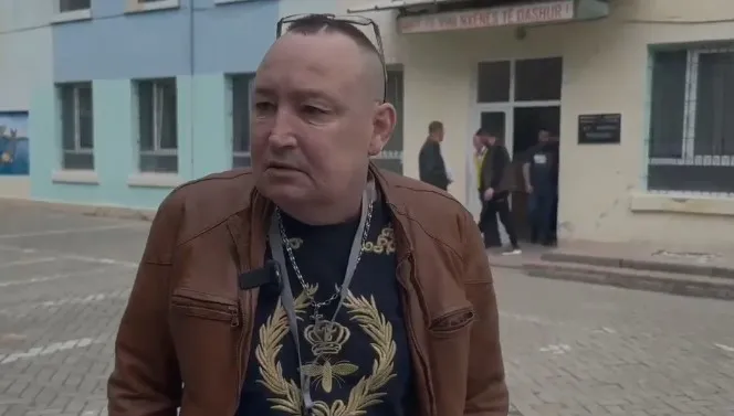 Flet  komisioneri i PS: Me shau nga nëna! Unë jam ‘Toni i Myfitit’ ai ‘Luani i Minesë’