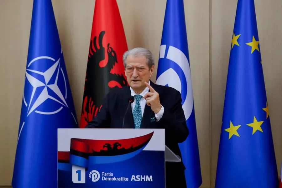 Berisha thërret drejtuesit politik të qarqeve në takim në selinë blu