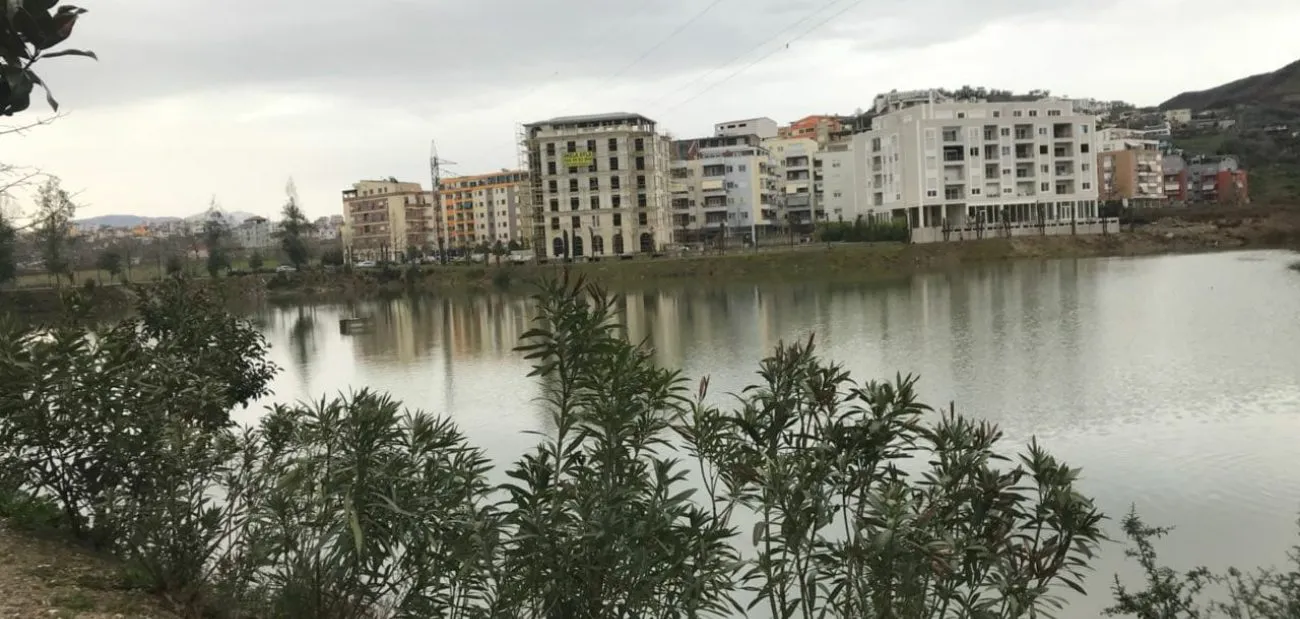 Tiranë/Vret veten me pistoletë 38-vjeçarja te Liqeni i Thatë