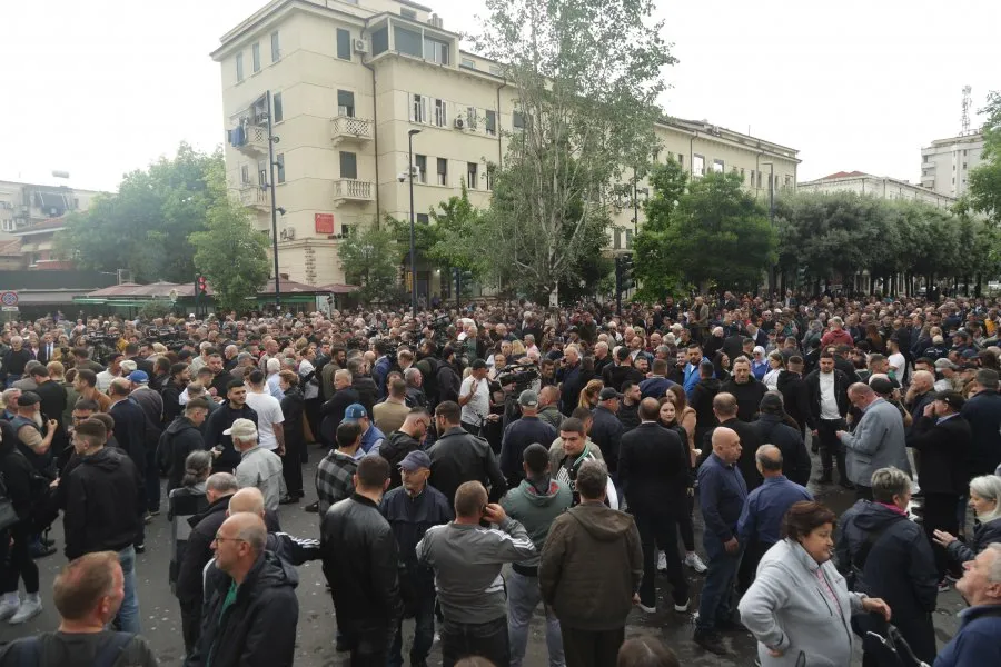 Berisha  nga Brukseli në protestë: U garantoj se Edi Rama kurrë nuk do mund të qëndrojë në atë karrige me zgjedhje të vjedhura
