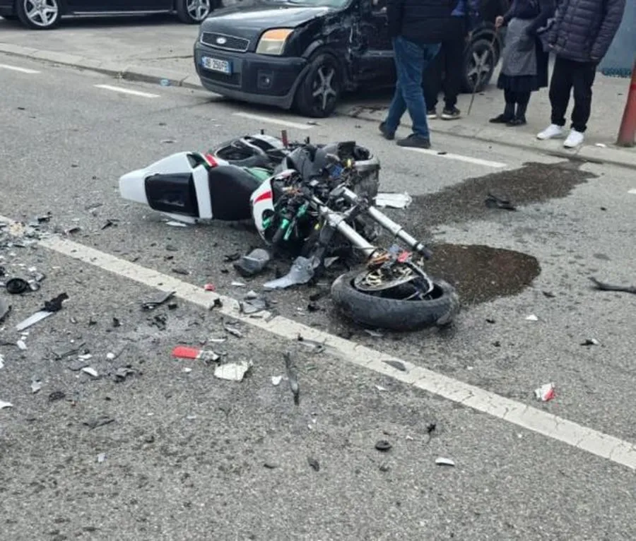 Tiranë/Makina përplas motomjetin tek bulevardi ‘Zhan D’ark’, 2 persona në spital