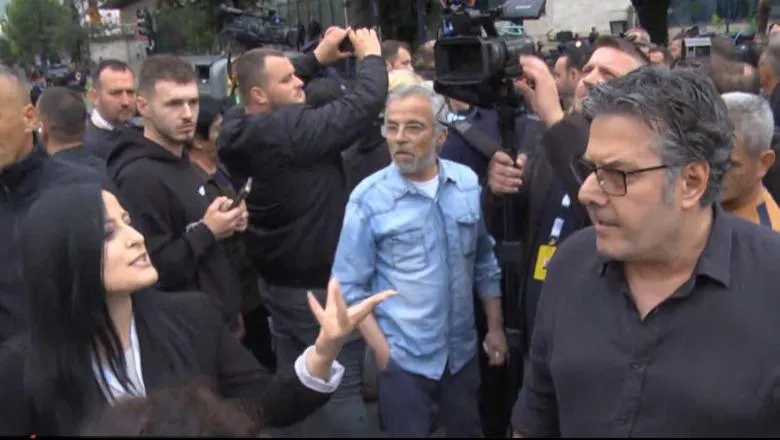 Përplasje me gazetarët gjatë protestës, policia çon në SPAK Edi Palokën dhe Klevis Balliun