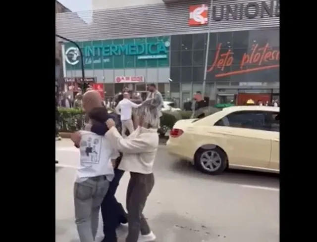 Tiranë/ Konflikt i dhunshëm në rrugë, agresori i merr armën policit