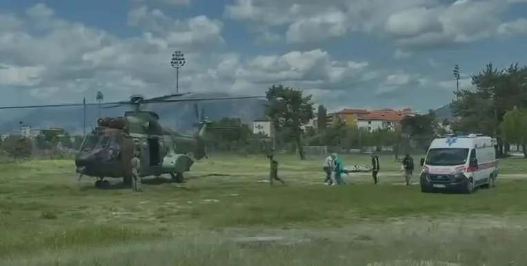 Korçë/ Prifti që u rrëzua nga çatia e kishës, transportohet me helikopter në Tiranë