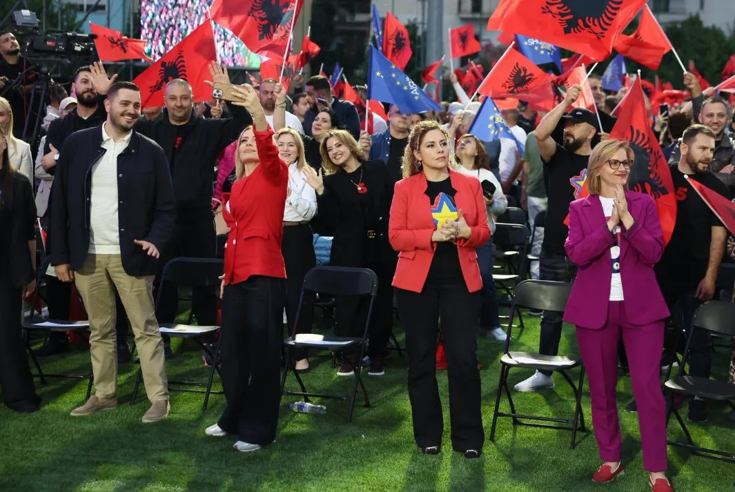 Sherr dhe kërcënime për vota, ç’ndodhi në grupin e WhatsApp të PS