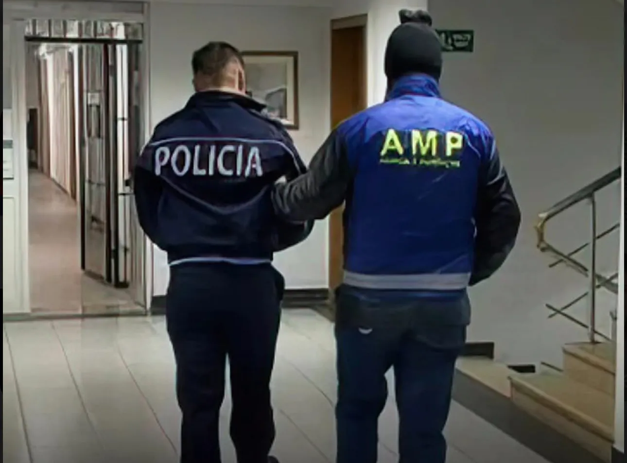 Ndalohen 3 policë dhe 1 doganier në Hanin e Hotit, lejuan kalimin e 442 kg kanabis