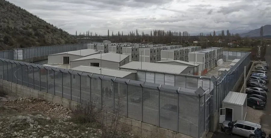 Qendra e Gjadrit kthehet në ‘burg’ për emigrantët, përplasje mes gjykatave