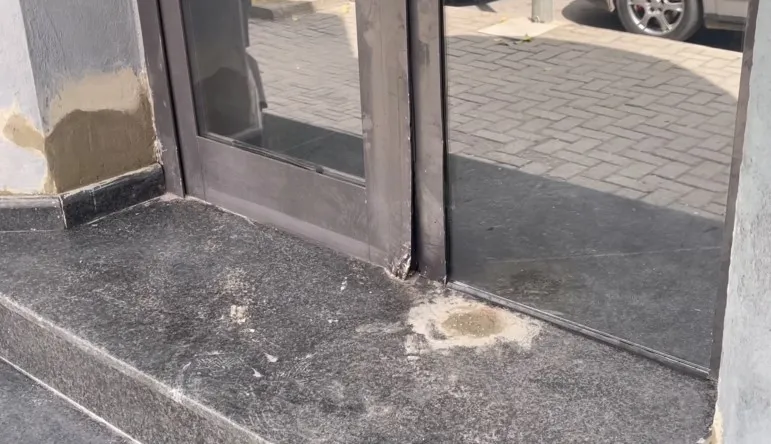 Detajet / Shpërthim me eksploziv në derën e një lokali, raportohet për dëme materiale