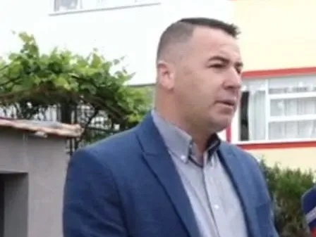 Helmimi i fëmijëve në kopshtin e Gramshit, anëtari i Këshillit Bashkiak kërkon hetim penal dhe fton në protestë qytetare