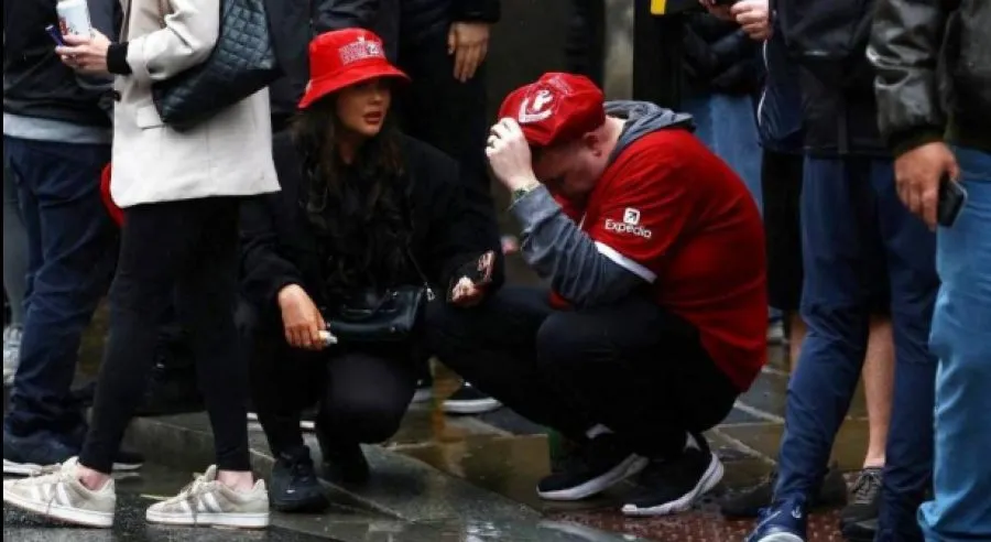 VIDEO/ Makina përplas turmën e tifozëve të Liverpool