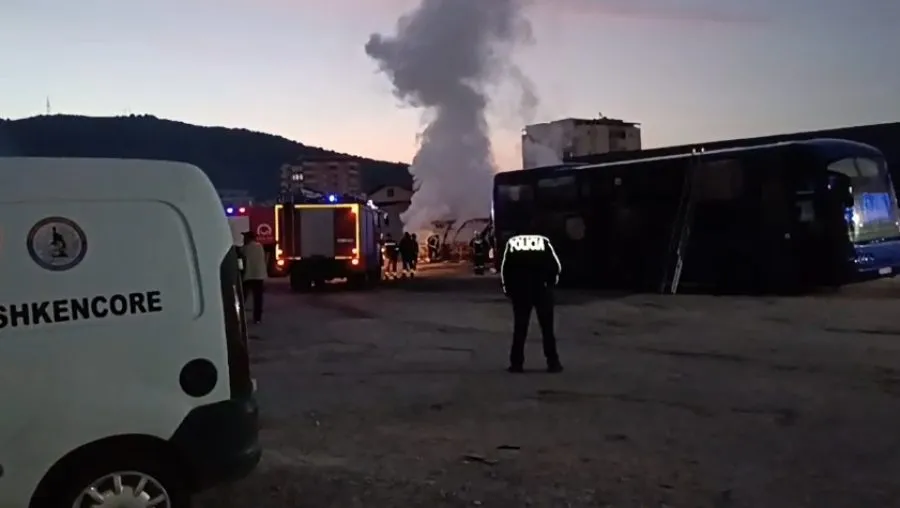 Lushnje, tre autobusë janë shkrumbuar tërësisht nga zjarri