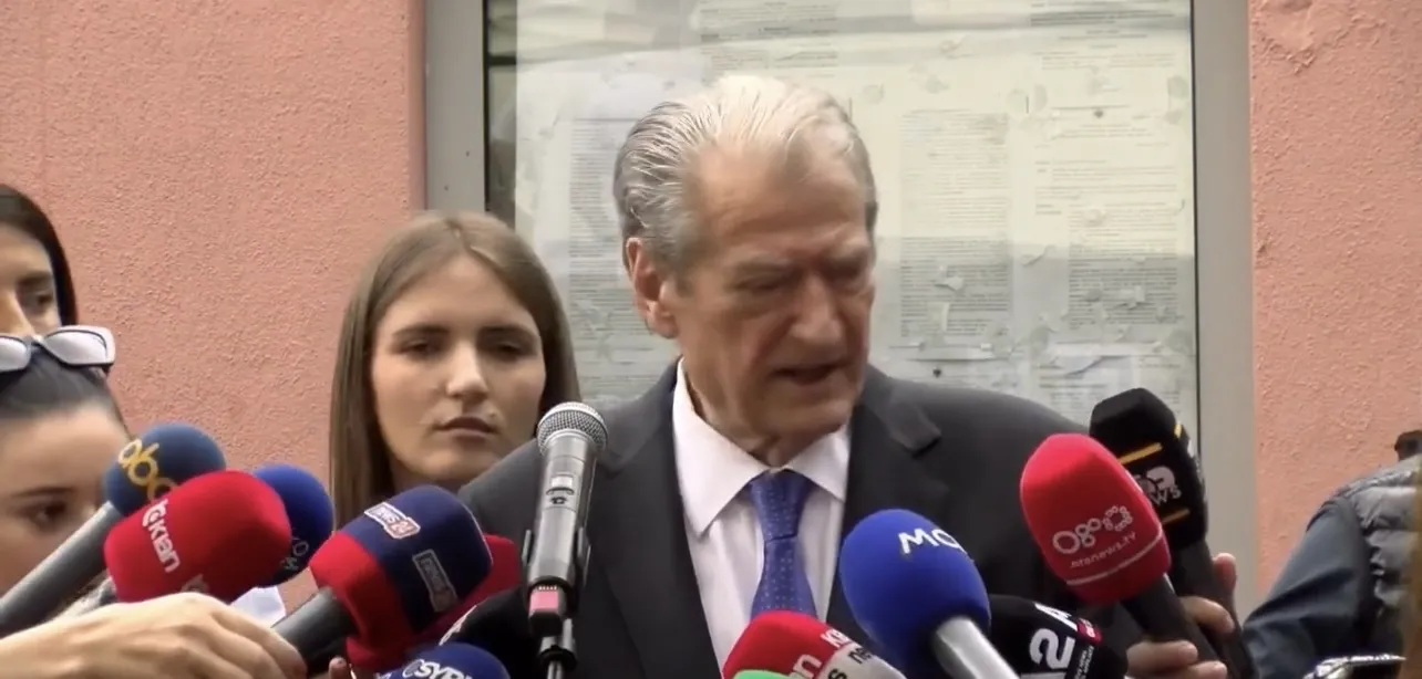 A do ta çelë seancën parlamentare në shtator si deputeti më i vjetër i Kuvendit? Ja si përgjigjet Sali Berisha