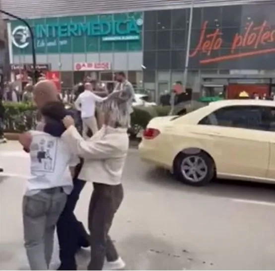 Sherri në mes të Tiranës, arrestohet 23-vjeçari që i mori pistoletën policit! Procedohen edhe 2 motra dhe 3 të rinj