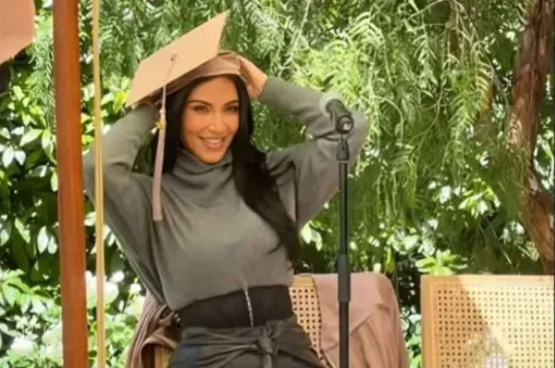 Kim Kardashian diplomohet për drejtësi
