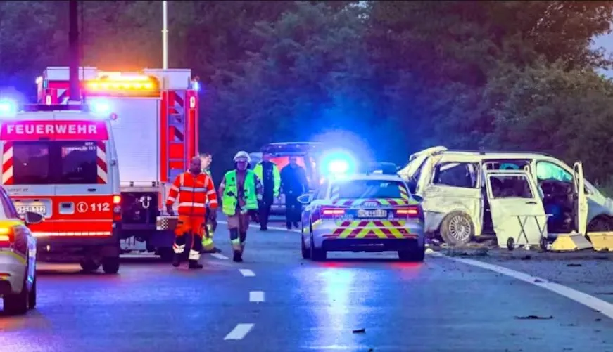 FOTO/ Po ktheheshin nga një festë familjare, si ndodhi aksidenti me tre viktima dhe disa të plagosur në Gjermani? Minibusi i shqiptarëve u rrokullis disa herë