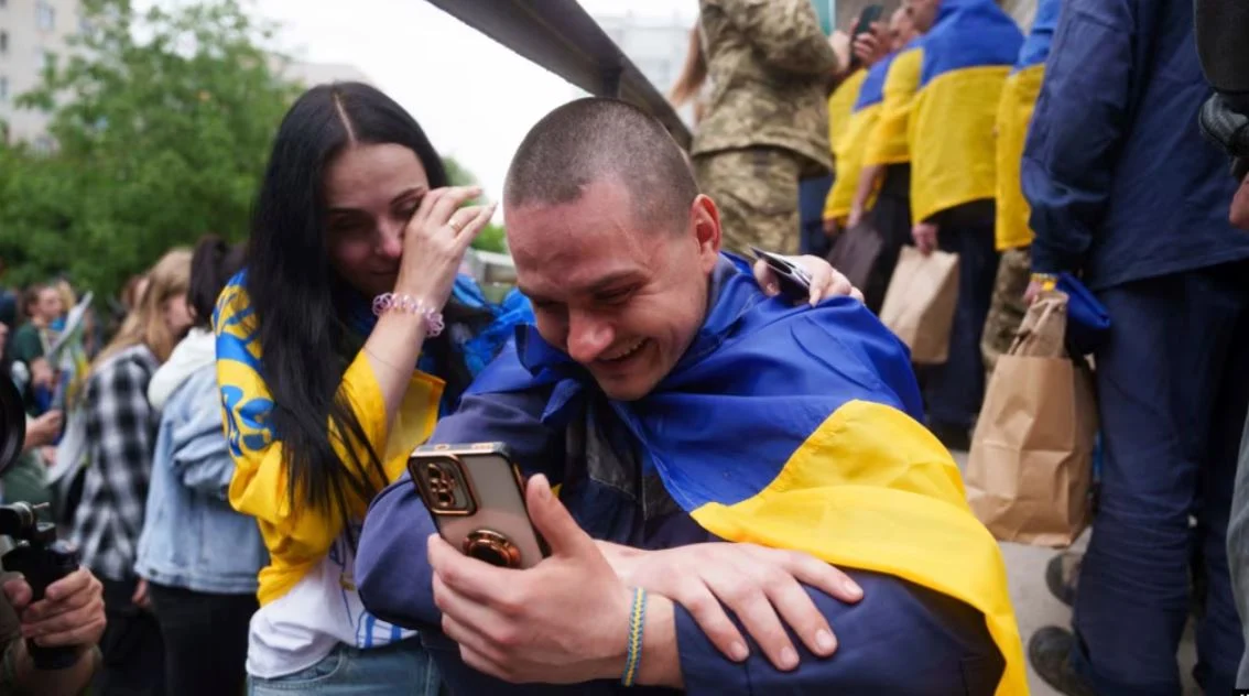 Për herë të parë pas tre viteve luftë, Rusia dhe Ukraina kompletojnë këmbimin më të madh të të burgosurve