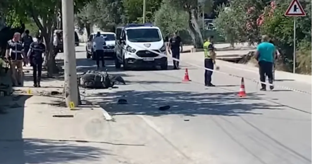Motori përplaset me shtyllën, një i vdekur dhe një i plagosur rëndë