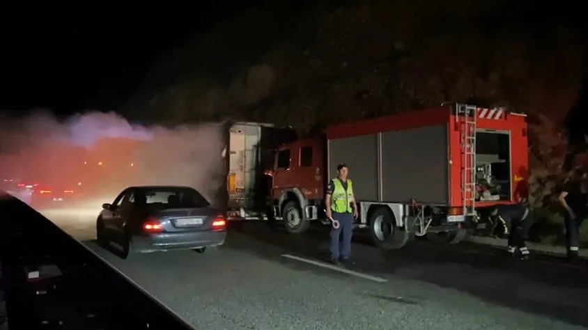 Kamioni merr flakë në Rrugën e Kombit,shpëton shoferi