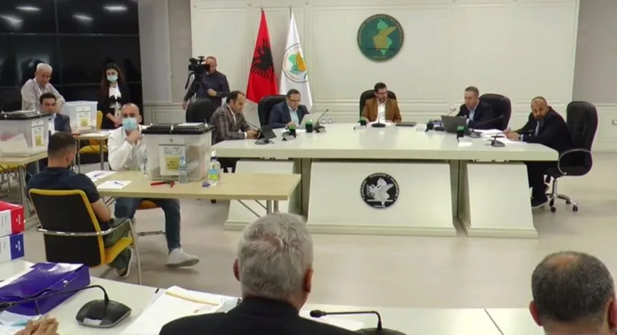 KAS vendos hapjen e 229 kutive të materialeve zgjedhore  Vlorë