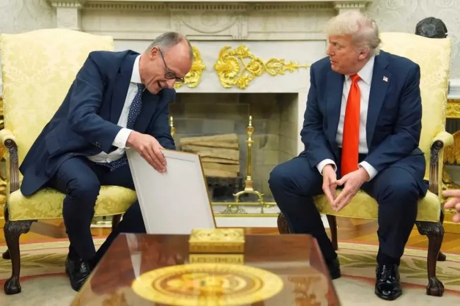 Merz i dhuron Trump certifikatën e lindjes së gjyshit të tij gjerman