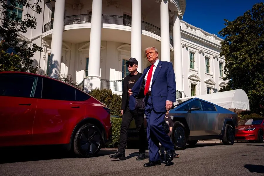 Trump paralajmëron shitjen e “Teslas” që bleu në mars