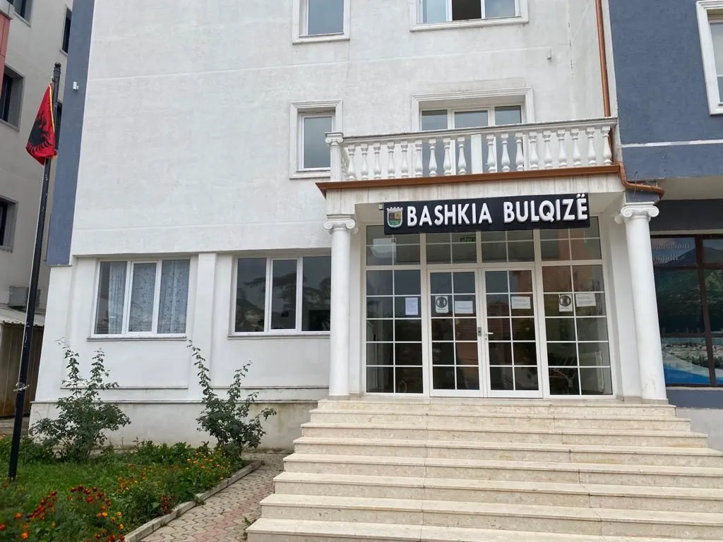Skandal në Bulqizë, drejtori rreh punonjësen për një karrige