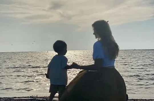 VIDEO-LAJMI/ Ajola Xoxa në bregun e Qerretit me familjen