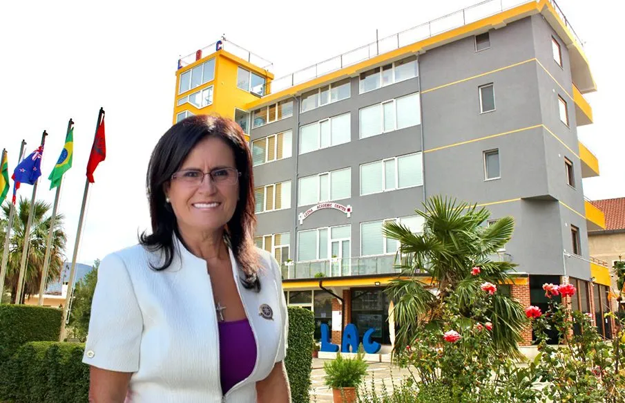 Shkolla pa licencë që dekoron fëmijët dhe shkon në Parlament