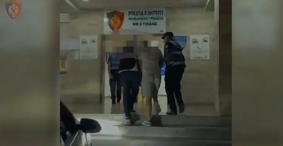 Tiranë, arrestohen 5 persona që po transportonin drogë me makina