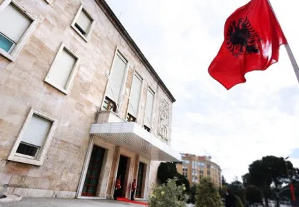 Qeveria rrit pagat në strukturat e administratës
