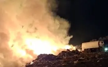 Zjarr masiv në fushën e mbetjeve në Kukës