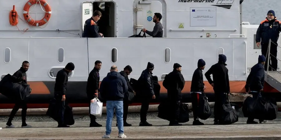 Pse hesht KE për operacionet e Melonit me emigrantët?
