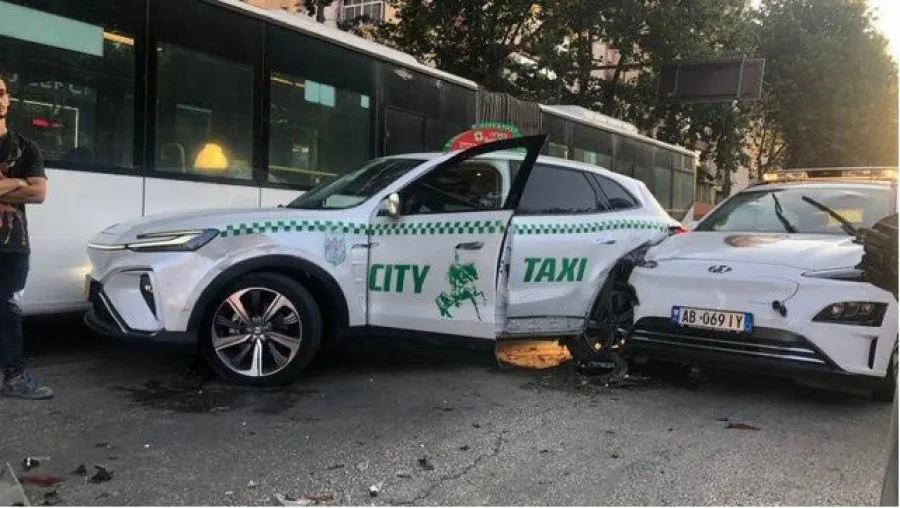 Laprakë, përfundojnë në spital dy policë dhe një taksist