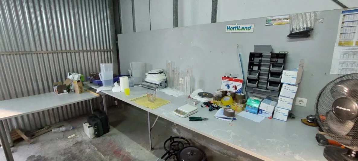 Detaje nga fabrika e drogës në Greqi