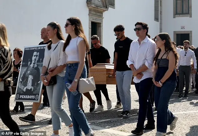 Shokët e ekipit i japin lamtumirën në funeralin prekës Diogo Jota-s
