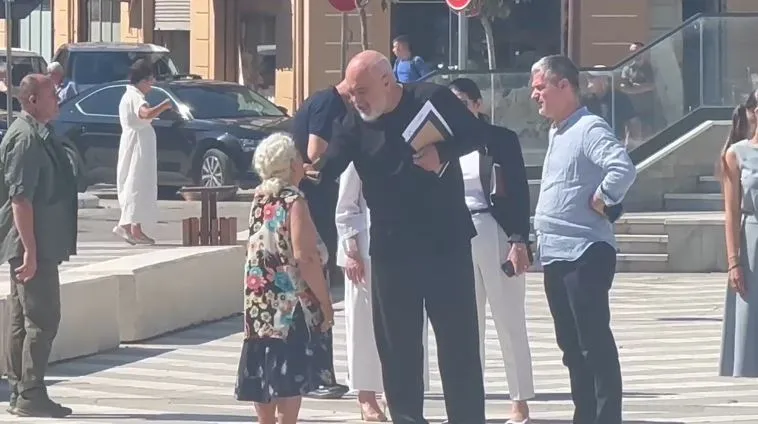 E moshuara “kapërcen” gardën dhe ndalon Ramën në Vlorë