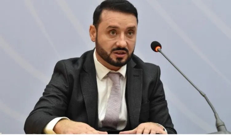 Jep dorëheqjen kreu i AMP