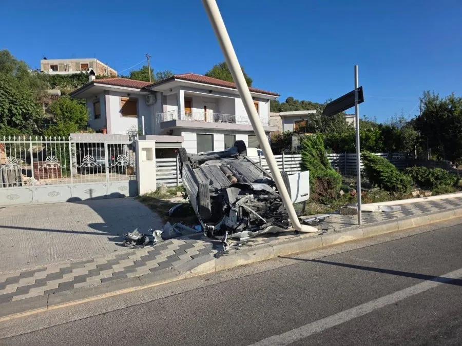 Sarandë, mjeti del nga rruga, plagoset drejtuesi 22 vjeçar