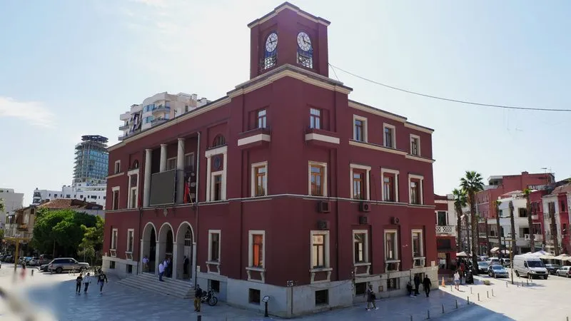 Durrës, largohen drejtorë dhe kryetarë të njësive administrative