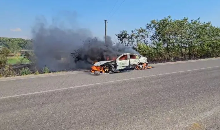 Foto/Automjeti digjet gjatë lëvizjes, shpëton familja me 5 persona