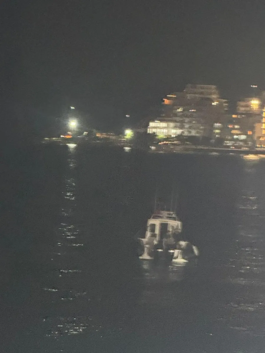 Sarandë/ I ikën  policisë dhe futet në det