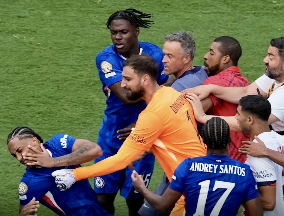 Luis Enrique, godet sulmuesin e Chelsea-t Pedro, në fytyrë