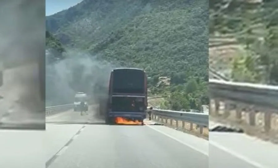 FOTO/ Autobusi merr flakë, në segmentin Gjirokastër-Sarandë