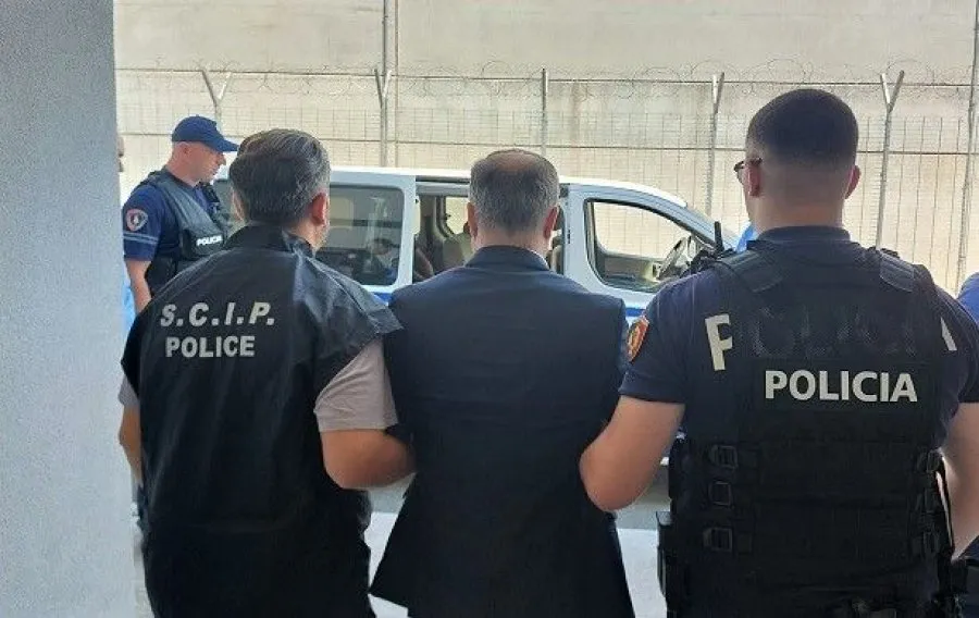 Shqiptari ekstradohet nga SHBA drejt Italisë pas 20 vitesh