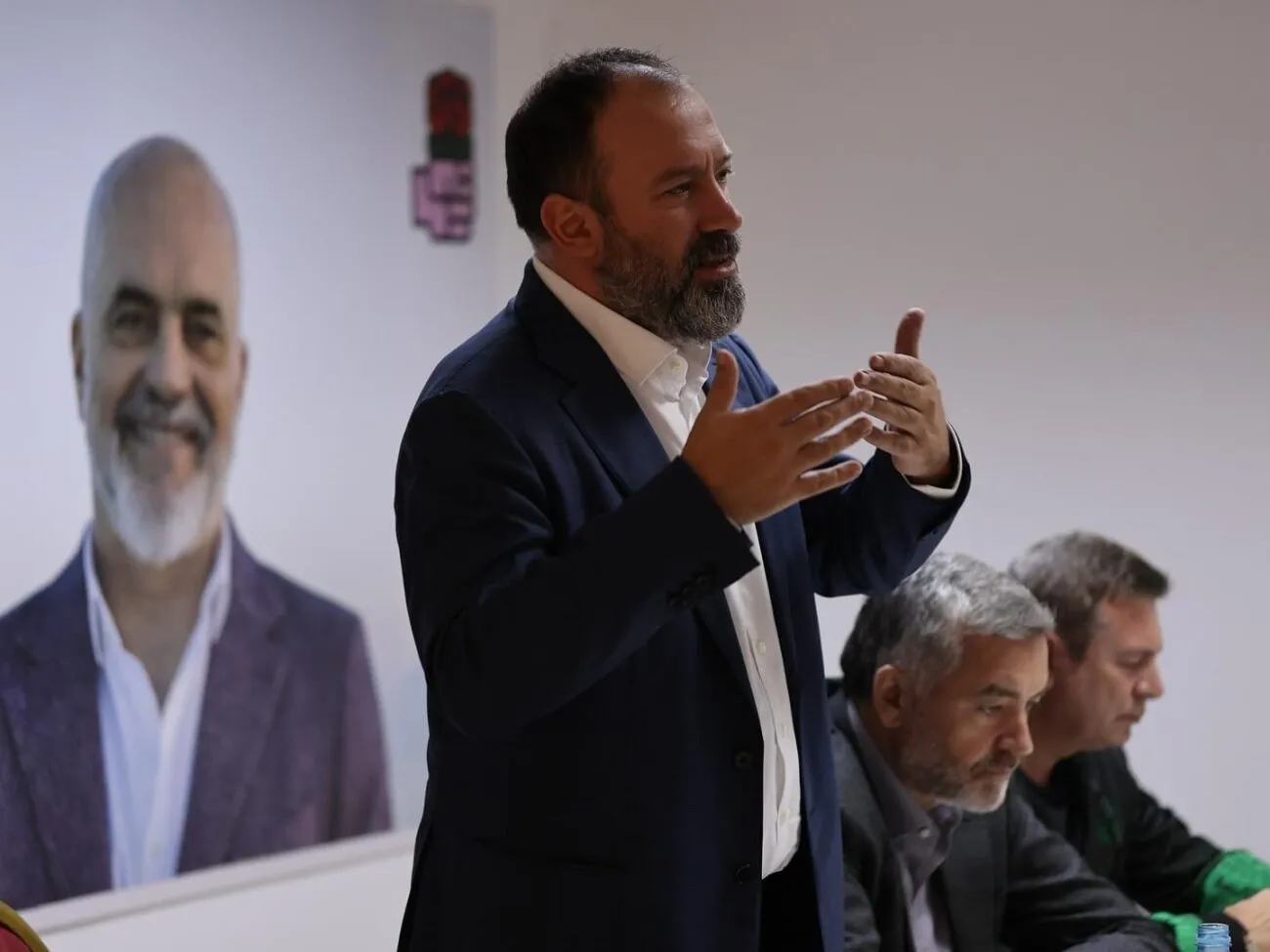 Qeveria i dorëzon Maznikut kontrollin e emërimeve në bashkitë